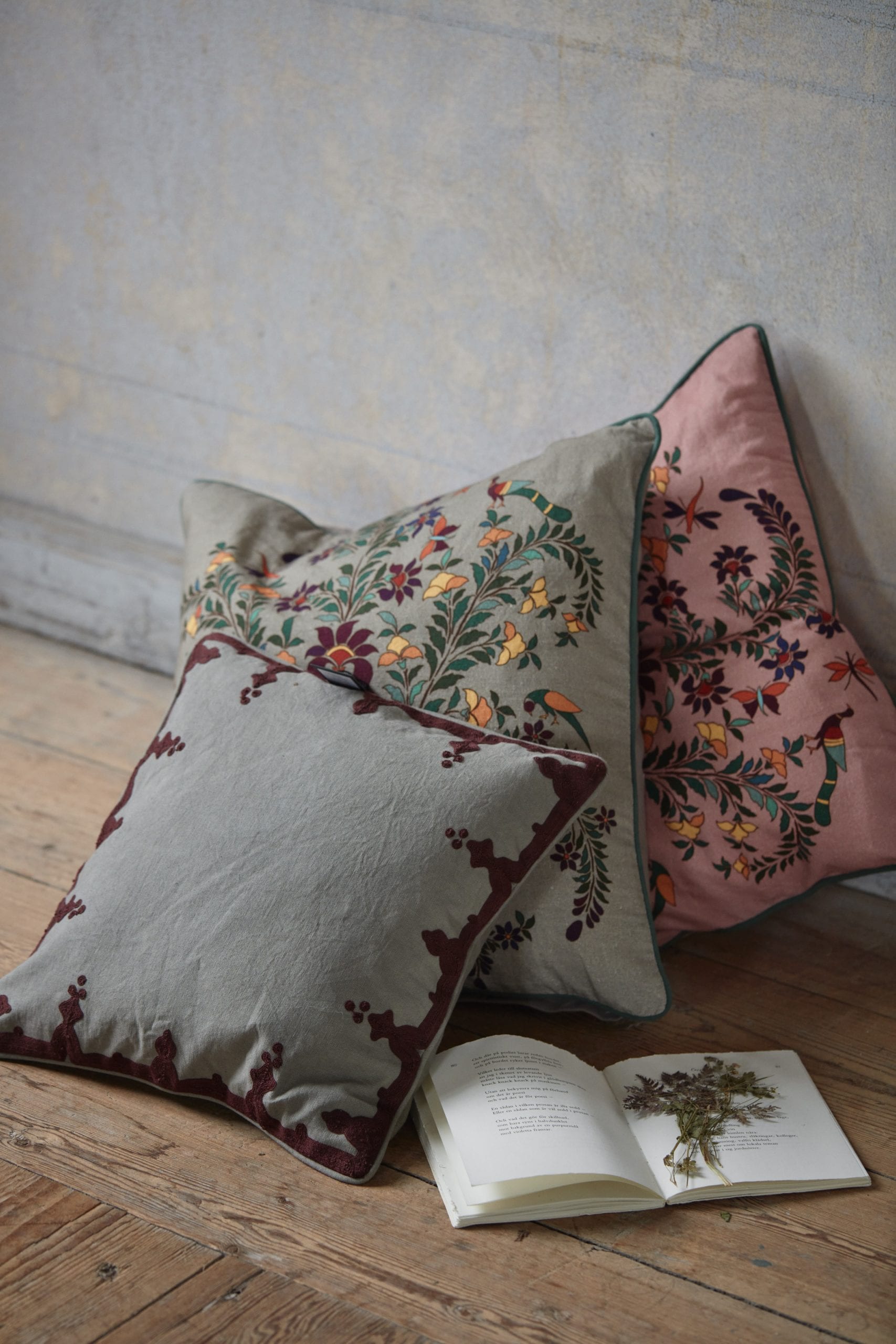 City Palace Cushion Cover (50x50 cm) in Ash Rose and Multi colour