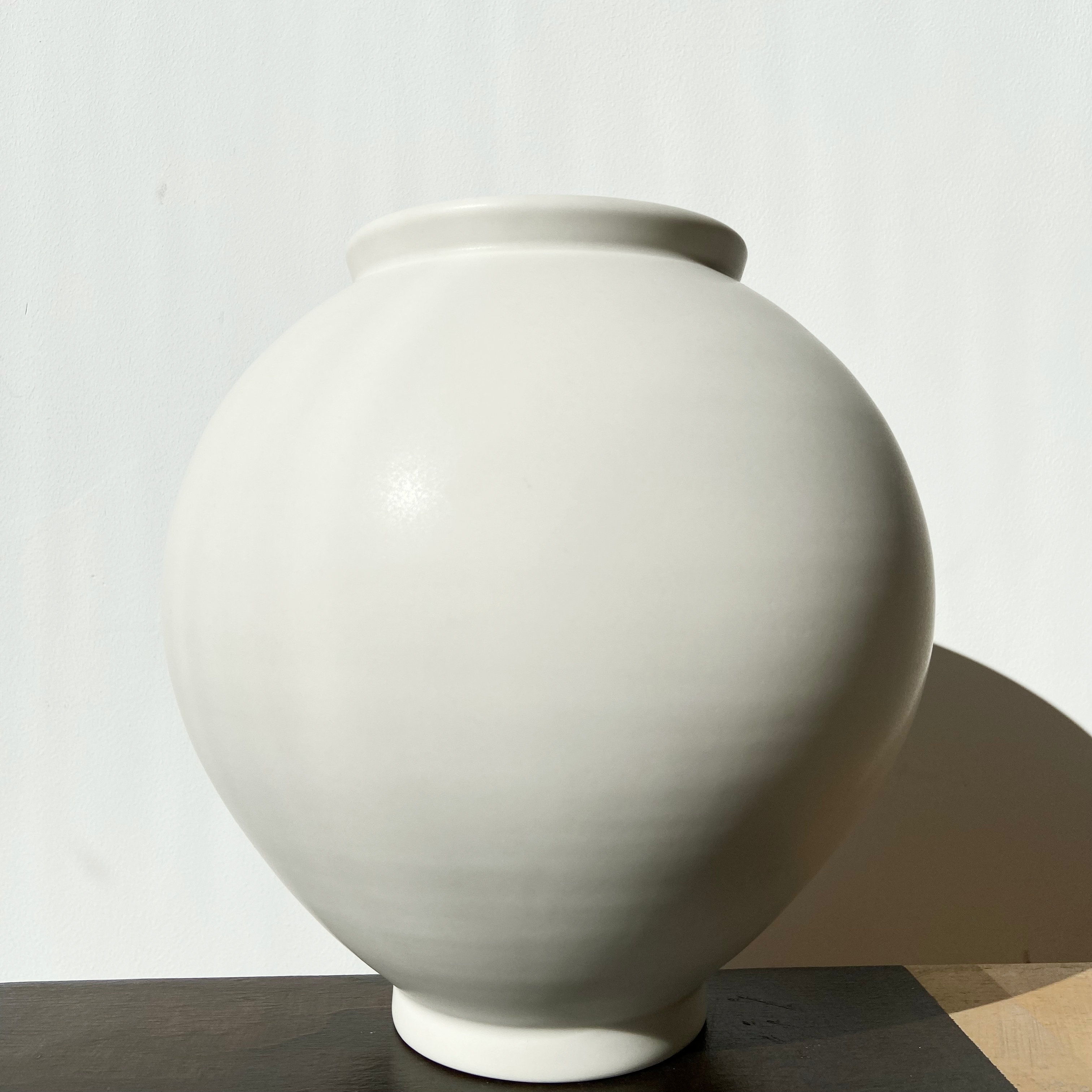 SOSOYO Handmade Matte Moon Jar in Small (d20 x h22 cm)
