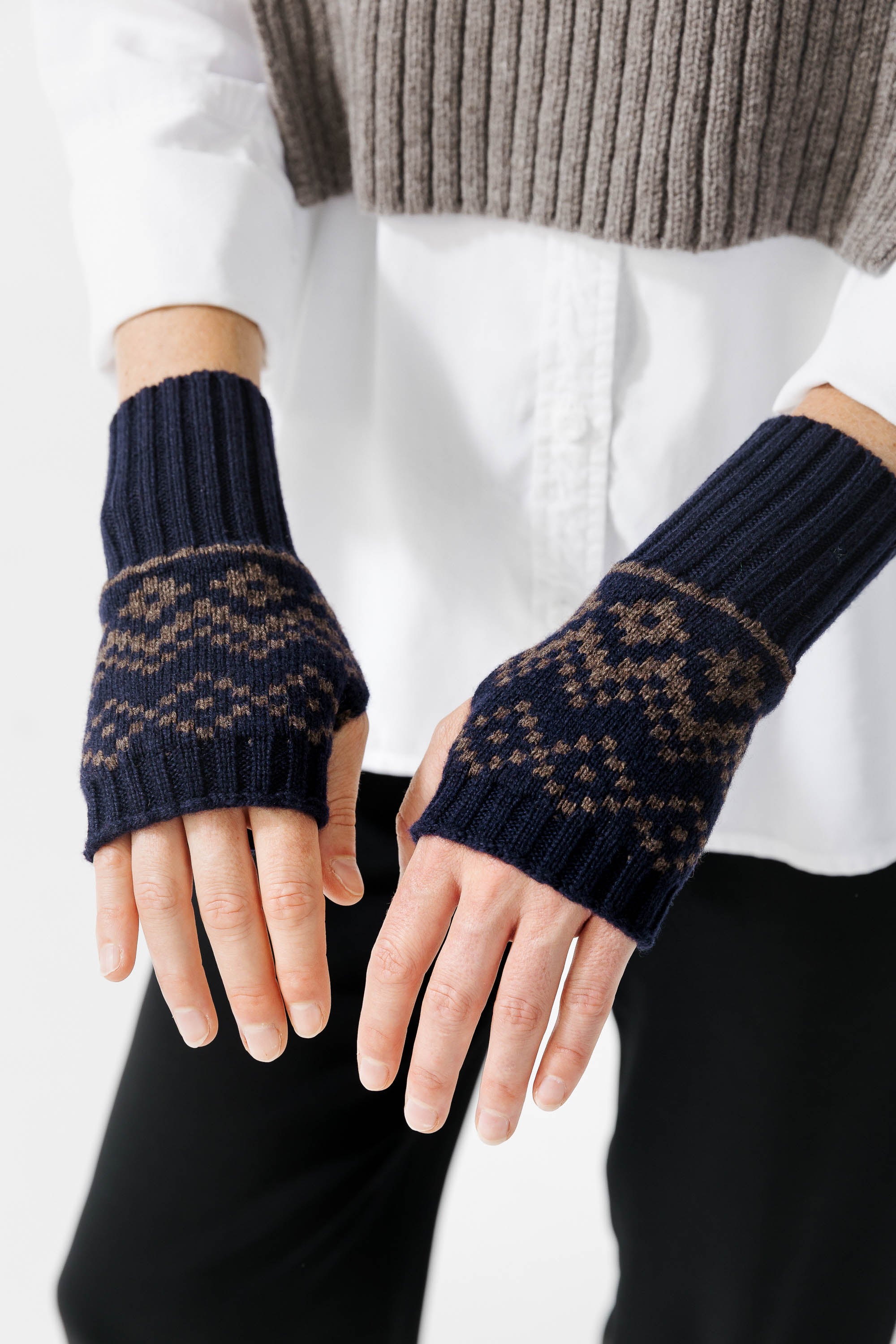 LYØ Knitted Hand Warmers in Navy
