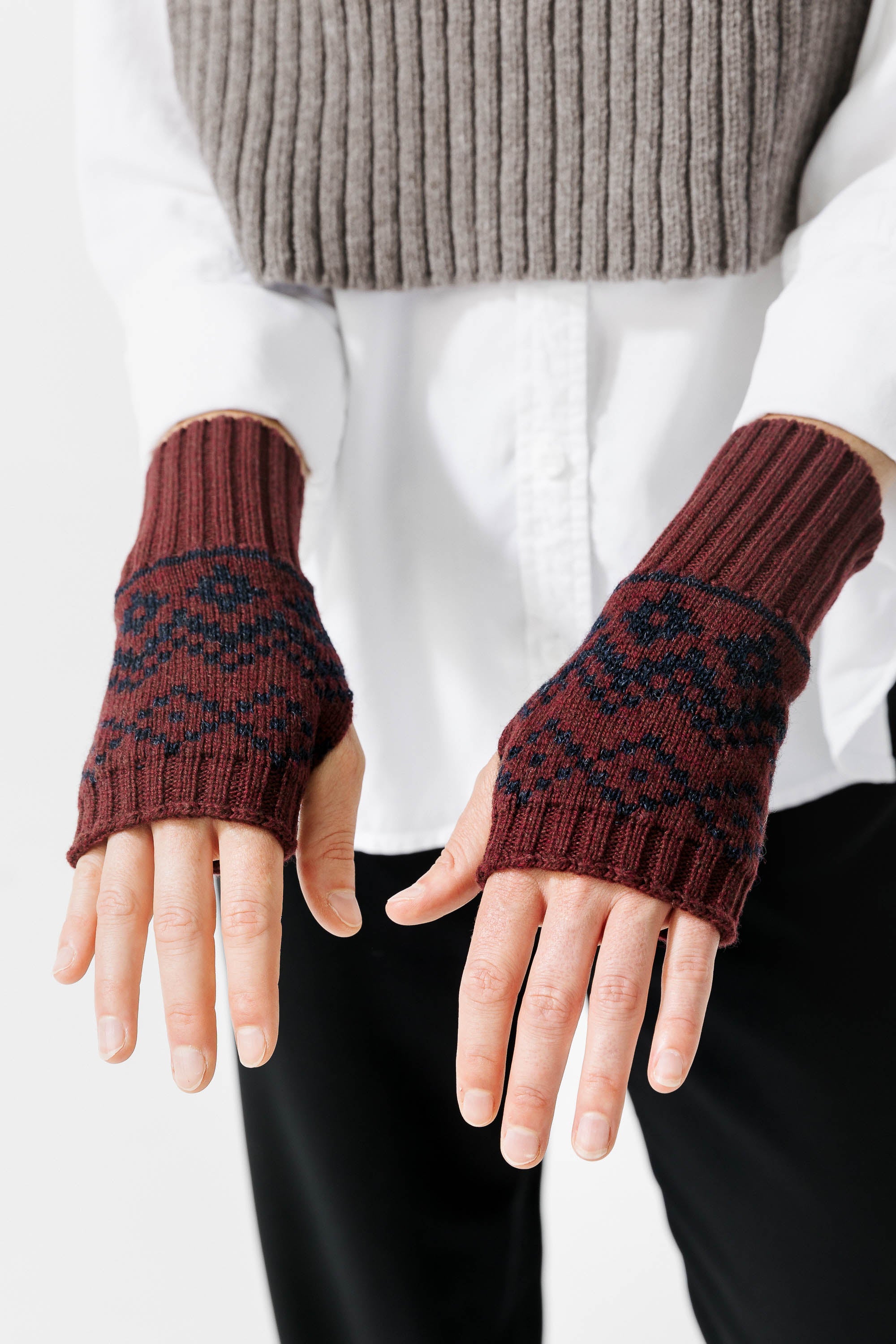 LYØ Knitted Hand Warmers in Burgundy