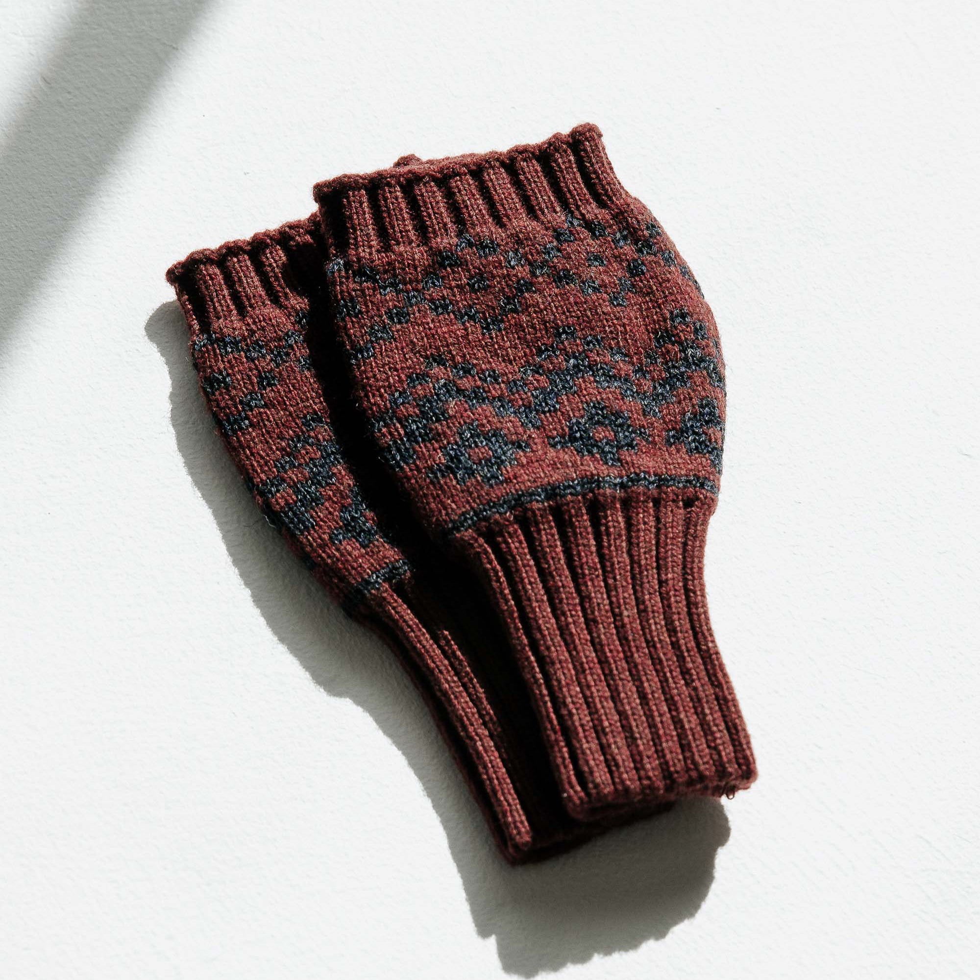 LYØ Knitted Hand Warmers in Burgundy