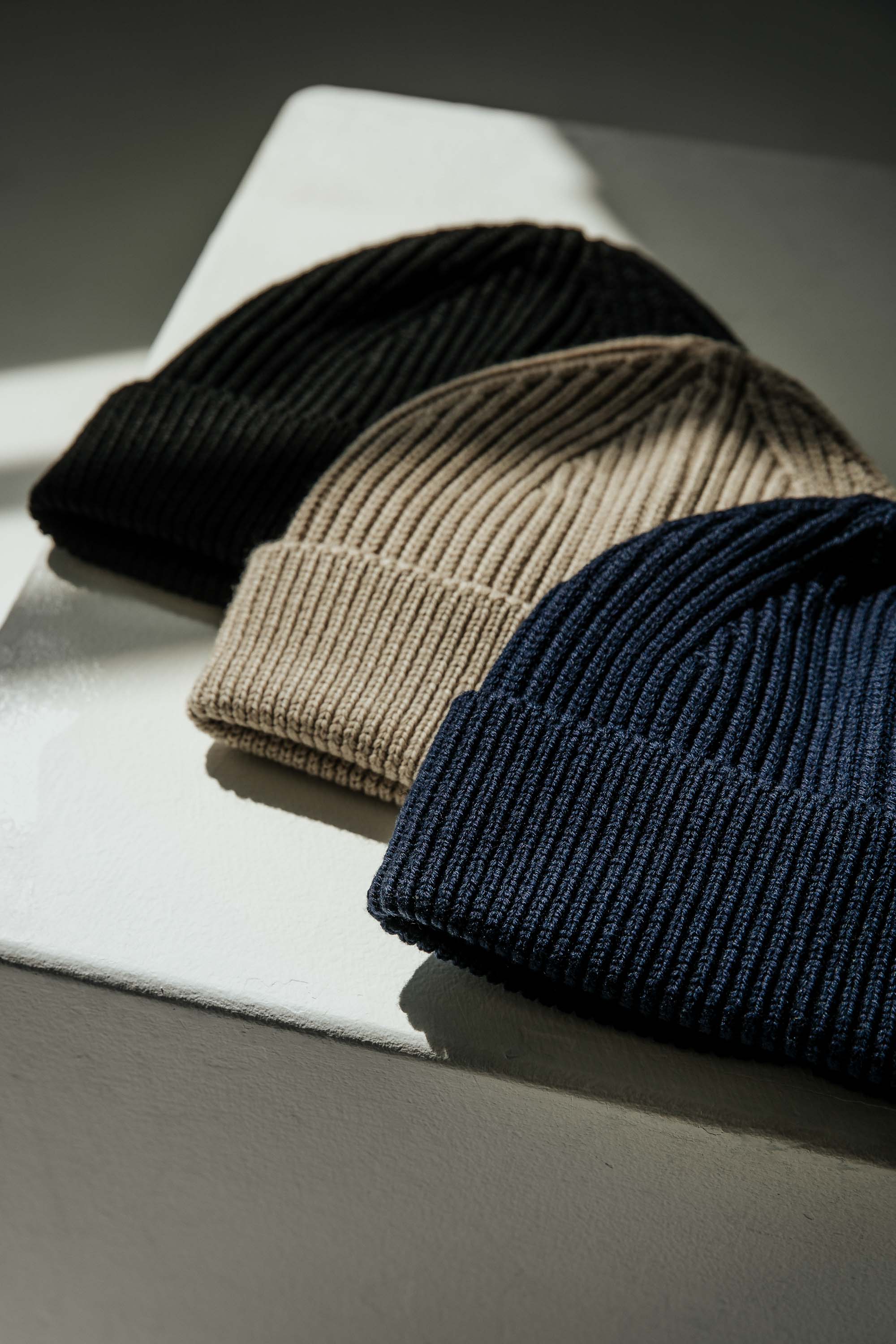 TUNØ Knitted Beanie Hat in Navy